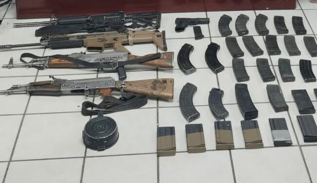 Aseguran armas largas, material bélico y bolsas con posible marihuana en Sonora