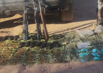 Guardia Nacional y Ejército aseguran material bélico y aparente narcótico en vehículo con reporte de robo en Sonora