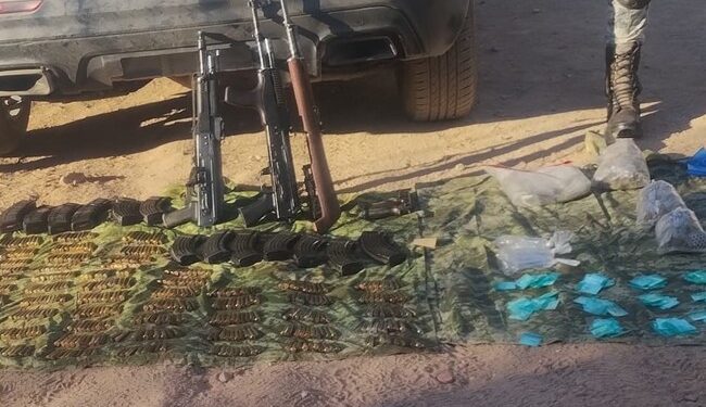 Guardia Nacional y Ejército aseguran material bélico y aparente narcótico en vehículo con reporte de robo en Sonora