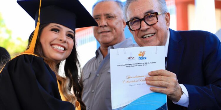 Rocha reitera su compromiso con la Escuela Normal Experimental de El Fuerte