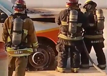 Se quema camión cargado con 30 cilindros de gas sobre el bulevar Pedro Infante