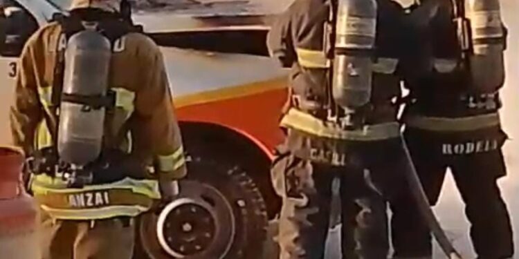Se quema camión cargado con 30 cilindros de gas sobre el bulevar Pedro Infante