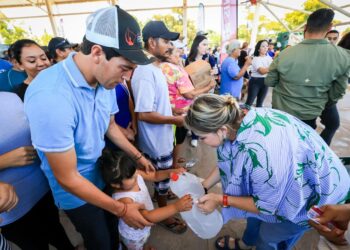 DIF Sinaloa atiende a familias de pescadores de Navolato con agua y despensas