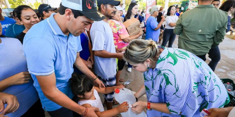 DIF Sinaloa atiende a familias de pescadores de Navolato con agua y despensas