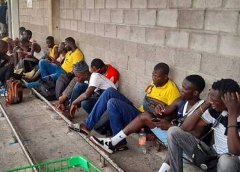 Abandonan a 66 migrantes africanos en el campo El Diez