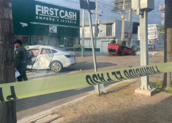 Choque entre un automóvil Jetta y una camioneta Cherokee deja un muerto en Horizontes 