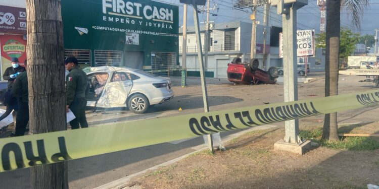 Choque entre un automóvil Jetta y una camioneta Cherokee deja un muerto en Horizontes 