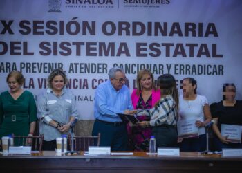 Entrega el gobernador Rocha apoyos económicos a mujeres en situación vulnerable