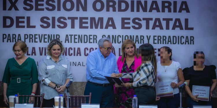 Entrega el gobernador Rocha apoyos económicos a mujeres en situación vulnerable