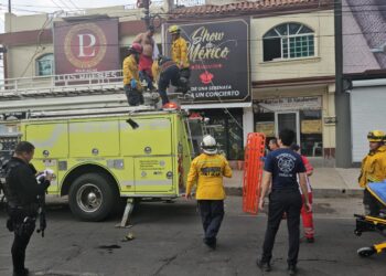 Electricista vecino de Eldorado sufre decarga eléctrica en lo alto de un poste de la CFE