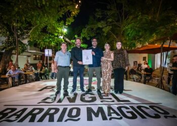 Juan de Dios Gámez recibe distintivo “Barrio Mágico” para el Paseo del Ángel