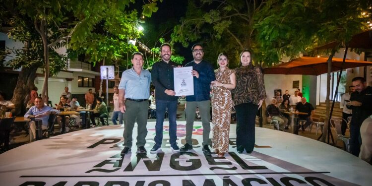 Juan de Dios Gámez recibe distintivo “Barrio Mágico” para el Paseo del Ángel