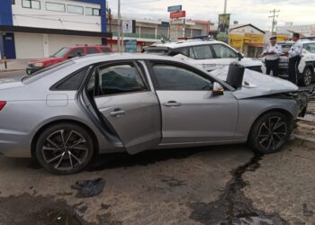 Chocan auto y camioneta la colonia Miguel Hidalgo