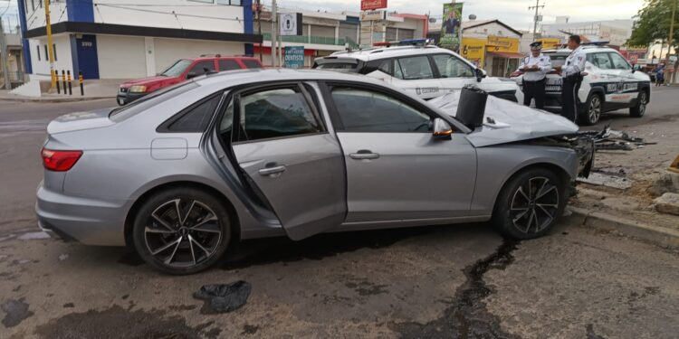 Chocan auto y camioneta la colonia Miguel Hidalgo