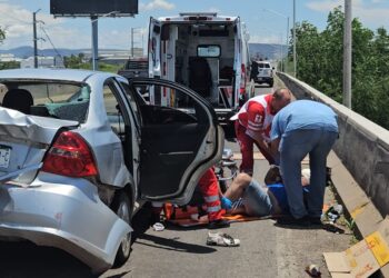 Pareja que viajaba en motocicleta chocó por alcance contra automóvil en “La Costerita”