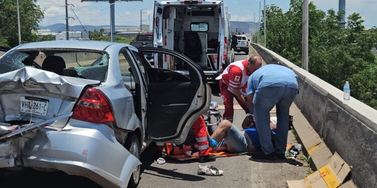 Pareja que viajaba en motocicleta chocó por alcance contra automóvil en “La Costerita”