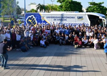 Contingente de universitarios parte rumbo a la Ciudad de México