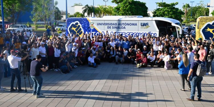 Contingente de universitarios parte rumbo a la Ciudad de México