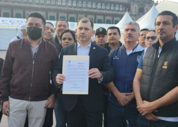 Universitarios llegan al Zócalo Capitalino; entregan documento a AMLO agradeciendo su apertura a resolver el conflicto