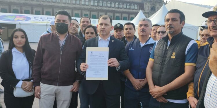 Universitarios llegan al Zócalo Capitalino; entregan documento a AMLO agradeciendo su apertura a resolver el conflicto