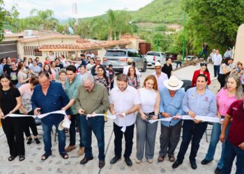 Rocha Moya y José Paz López inauguran pavimentación de calles en alcaldía de Badiraguato
