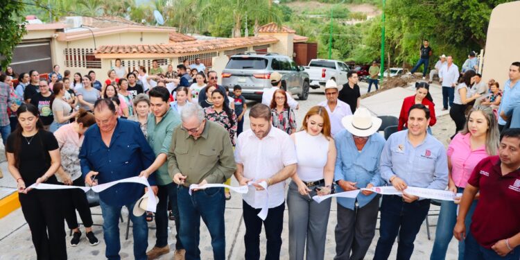Rocha Moya y José Paz López inauguran pavimentación de calles en alcaldía de Badiraguato