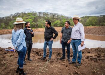 ¡Apoyo a ganaderos! Juan de Dios Gámez supervisa bordos abrevaderos en Imala