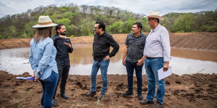 ¡Apoyo a ganaderos! Juan de Dios Gámez supervisa bordos abrevaderos en Imala