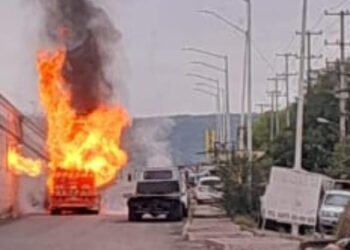 Arde camión cargado con 30 tanques de gas en “La Costerita”