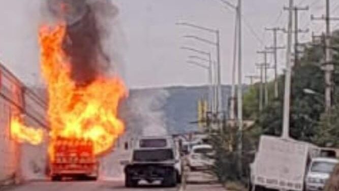 Arde camión cargado con 30 tanques de gas en “La Costerita”