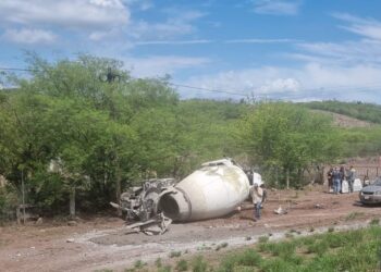 Se vuelca revolvedora de concreto y su conductor resulta herido a la altura del Splash Club