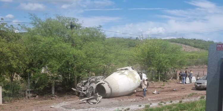 Se vuelca revolvedora de concreto y su conductor resulta herido a la altura del Splash Club
