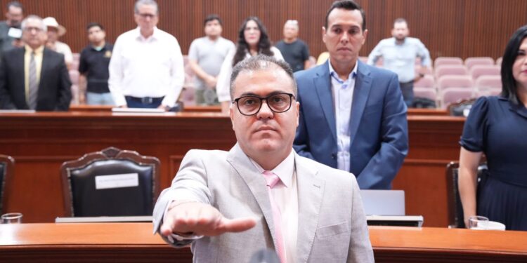 Luis Fernando Ruiz Rangel rinde protesta como titular del Órgano Interno de Control de la FGE