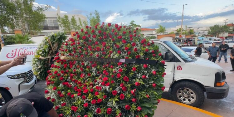 Universitarios y políticos velan restos de Cuén Ojeda y exigen justicia