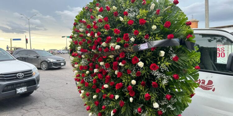 Universitarios y clase política que acude a dar el último adiós a Héctor Melesio Cuén Ojeda, exige el esclarecimiento y justicia por el crimen