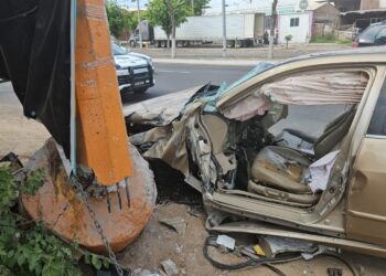 Tres personas resultan heridos al chocar automóvil contra poste de la CFE