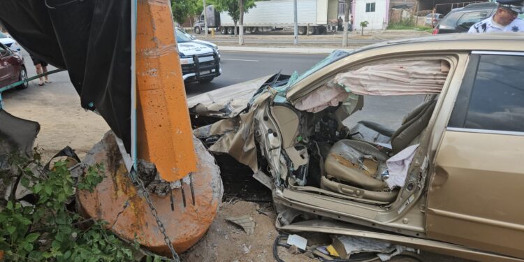 Tres personas resultan heridos al chocar automóvil contra poste de la CFE