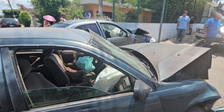 Lesionado resulta adulto mayor al chocar dos autos en El Palmito