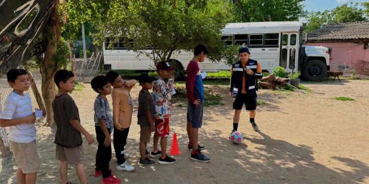 Jóvenes de Culiacán mejoran parque y realizan actividades de verano en la comunidad de El Pozo