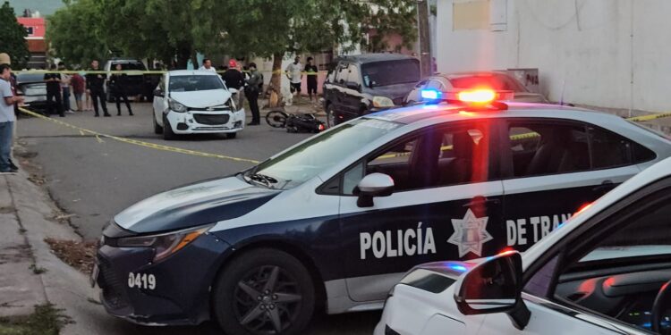 Muere menor de edad al estrellar la moto que conducía contra un automóvil
