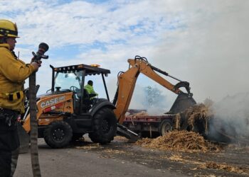 Se quema trailer cargado con pacas de pastura en la Maxipista