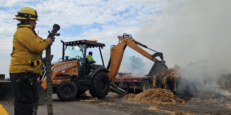 Se quema trailer cargado con pacas de pastura en la Maxipista