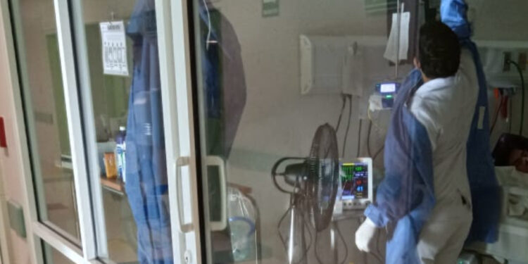 ¡Sin aire acondicionado en el Pediátrico ! Padres de familia llevan abanicos de sus hogares