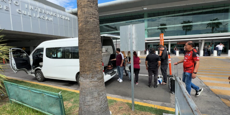 Usuarios se quedan varados en Aeropuerto de Culiacán ante falla de Microsoft