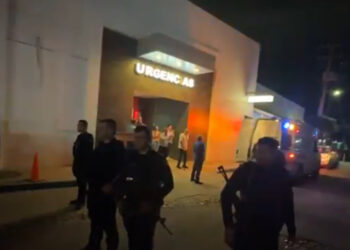 En medio de  aplausos, cuerpo de Cuén Ojeda sale de la Clínica Cemsi en Culiacán