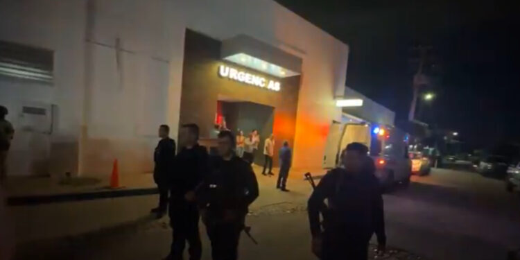 En medio de  aplausos, cuerpo de Cuén Ojeda sale de la Clínica Cemsi en Culiacán