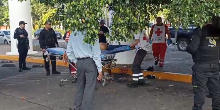 Hallan a un hombre golpeado frente a Forum