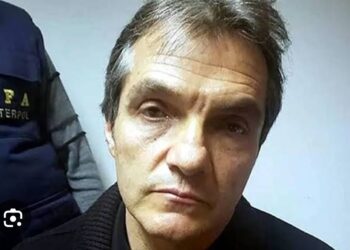 Carlos Ahumada llega a Ciudad de México tras ser extraditado de Argentina; lo llevan al hangar de FGR