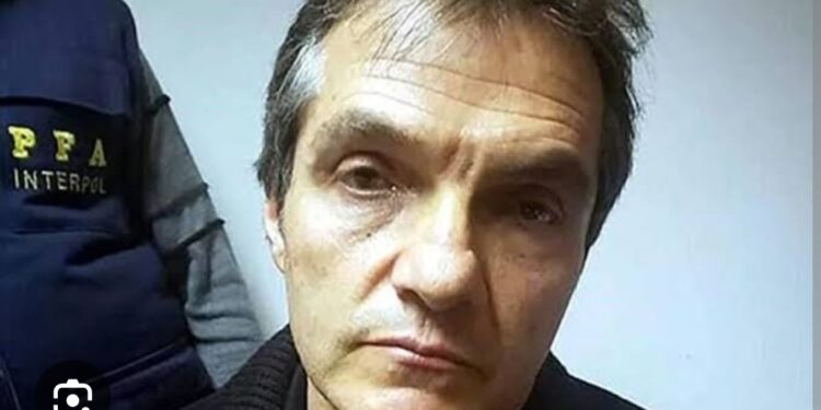 Carlos Ahumada llega a Ciudad de México tras ser extraditado de Argentina; lo llevan al hangar de FGR