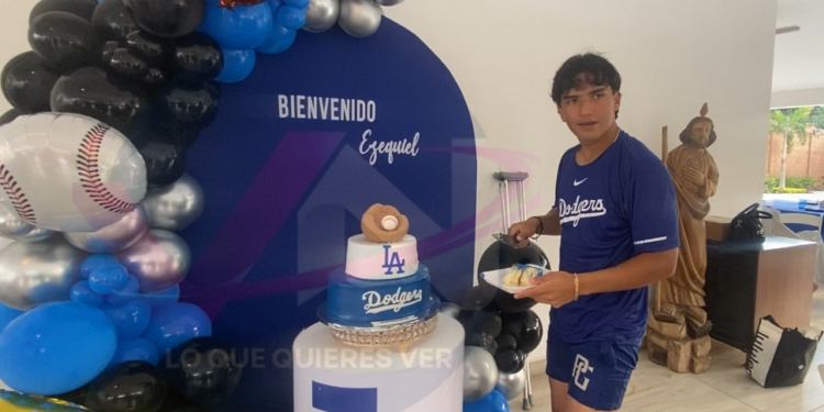 Celebran a Ezequiel Rivera con alberquiza y pastel de los Dodgers